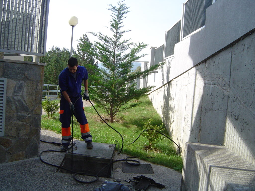 Trabajador realizando tareas de mantenimiento de desagües
